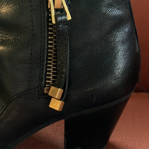 Black leather boots with gold zipper detail - Picture 6 of 6